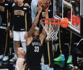 九游体育APP-队记：克拉克斯顿右手小指受伤，将在明天接受核磁共振检查